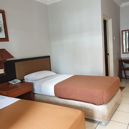 Yehezkiel Hotel Lembang Mitra Reddoorz Exteriör bild