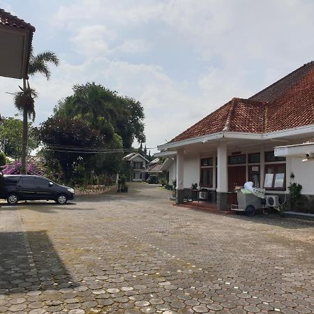 Yehezkiel Hotel Lembang Mitra Reddoorz Exteriör bild