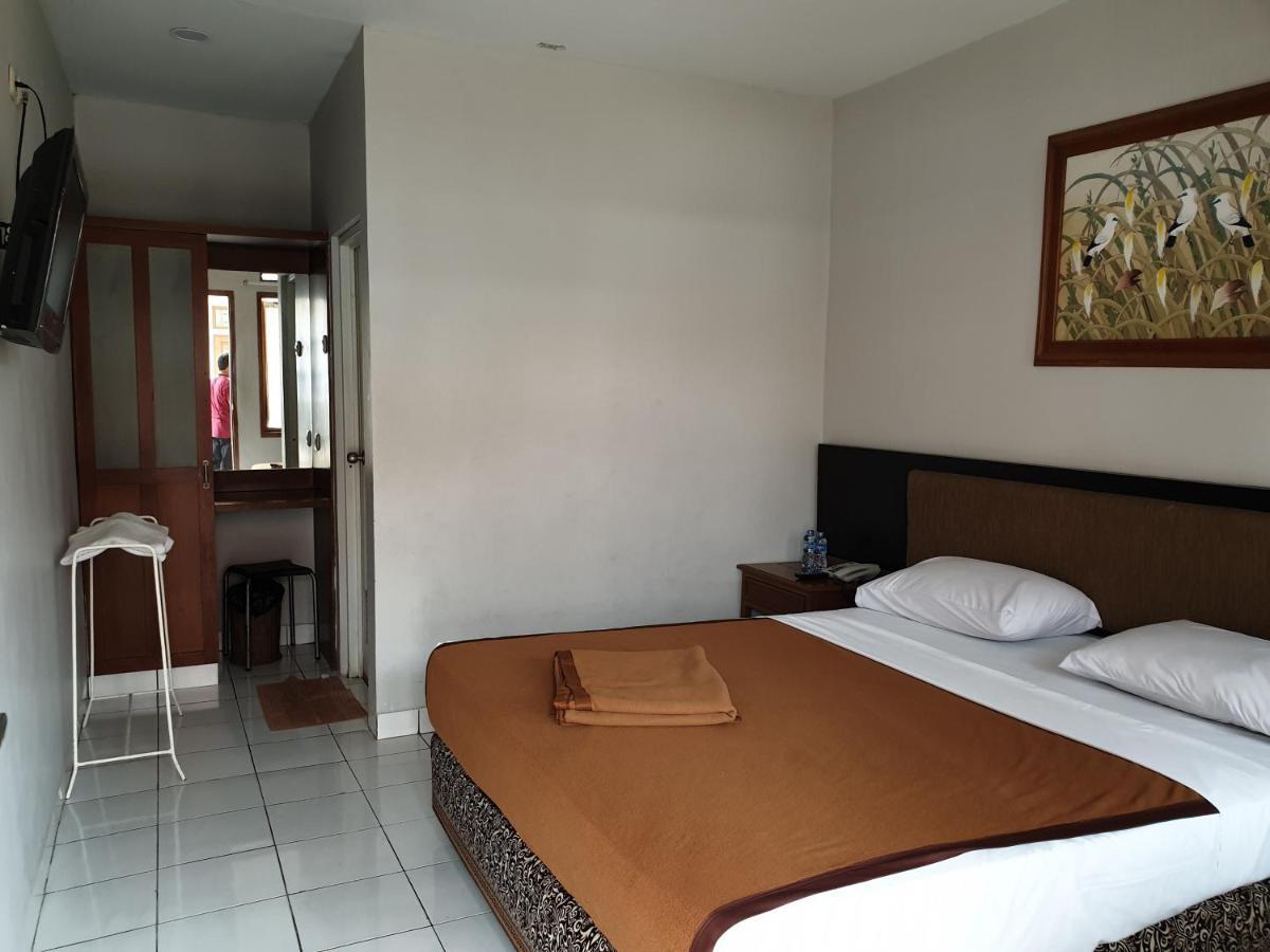 Yehezkiel Hotel Lembang Mitra Reddoorz Exteriör bild