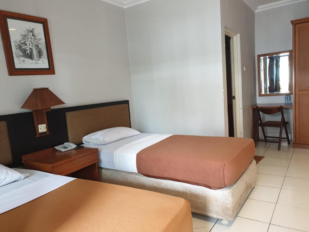 Yehezkiel Hotel Lembang Mitra Reddoorz Exteriör bild