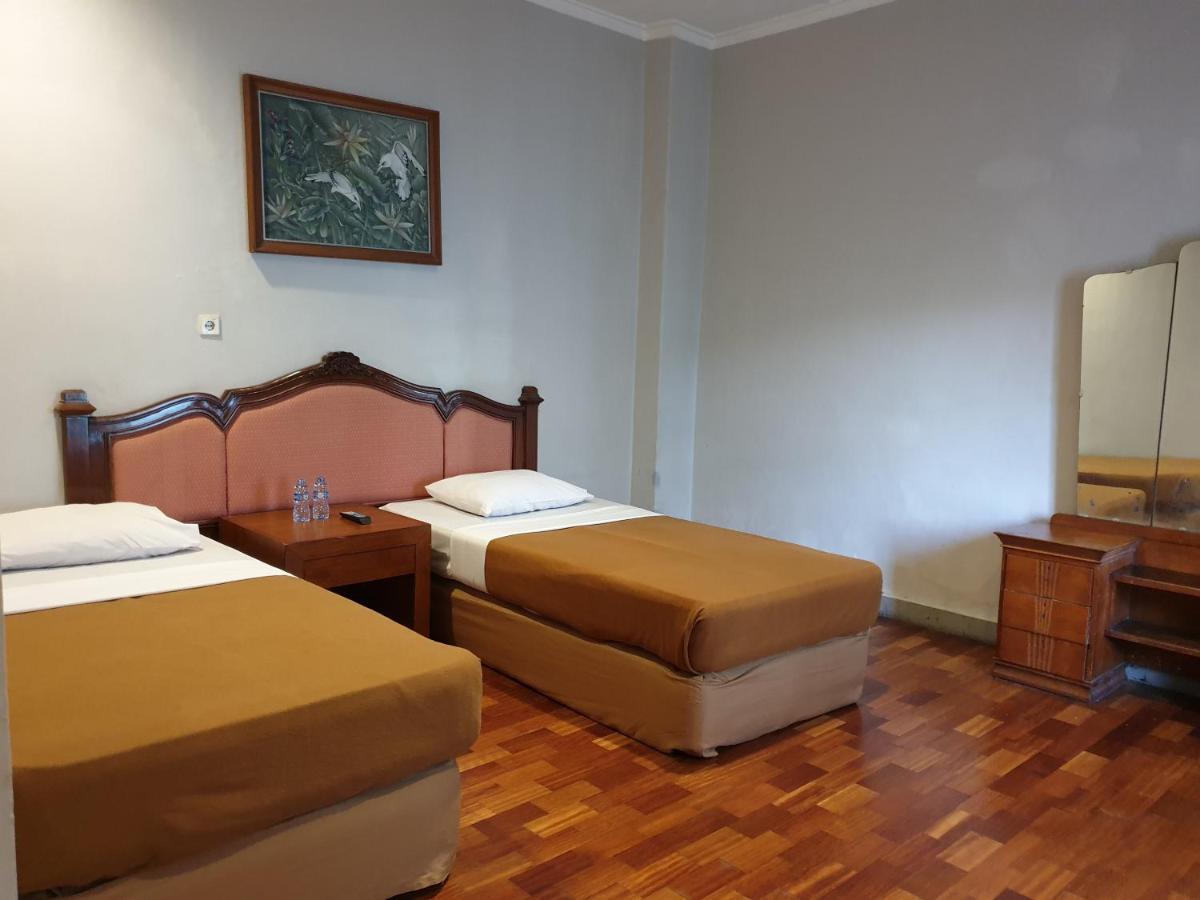 Yehezkiel Hotel Lembang Mitra Reddoorz Exteriör bild