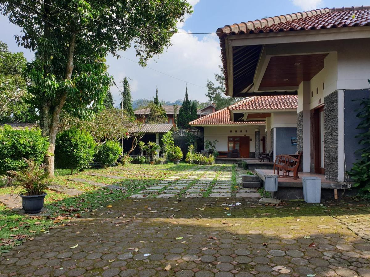 Yehezkiel Hotel Lembang Mitra Reddoorz Exteriör bild