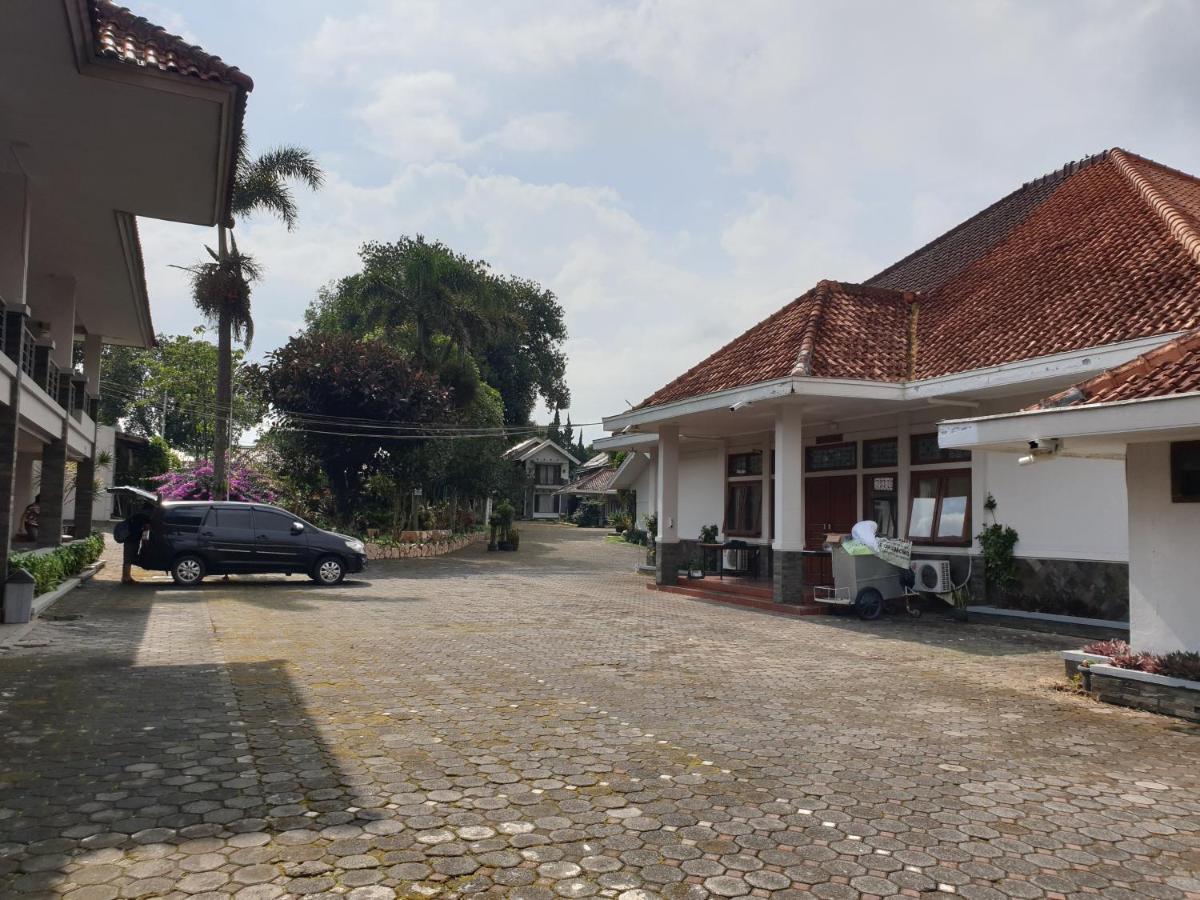 Yehezkiel Hotel Lembang Mitra Reddoorz Exteriör bild
