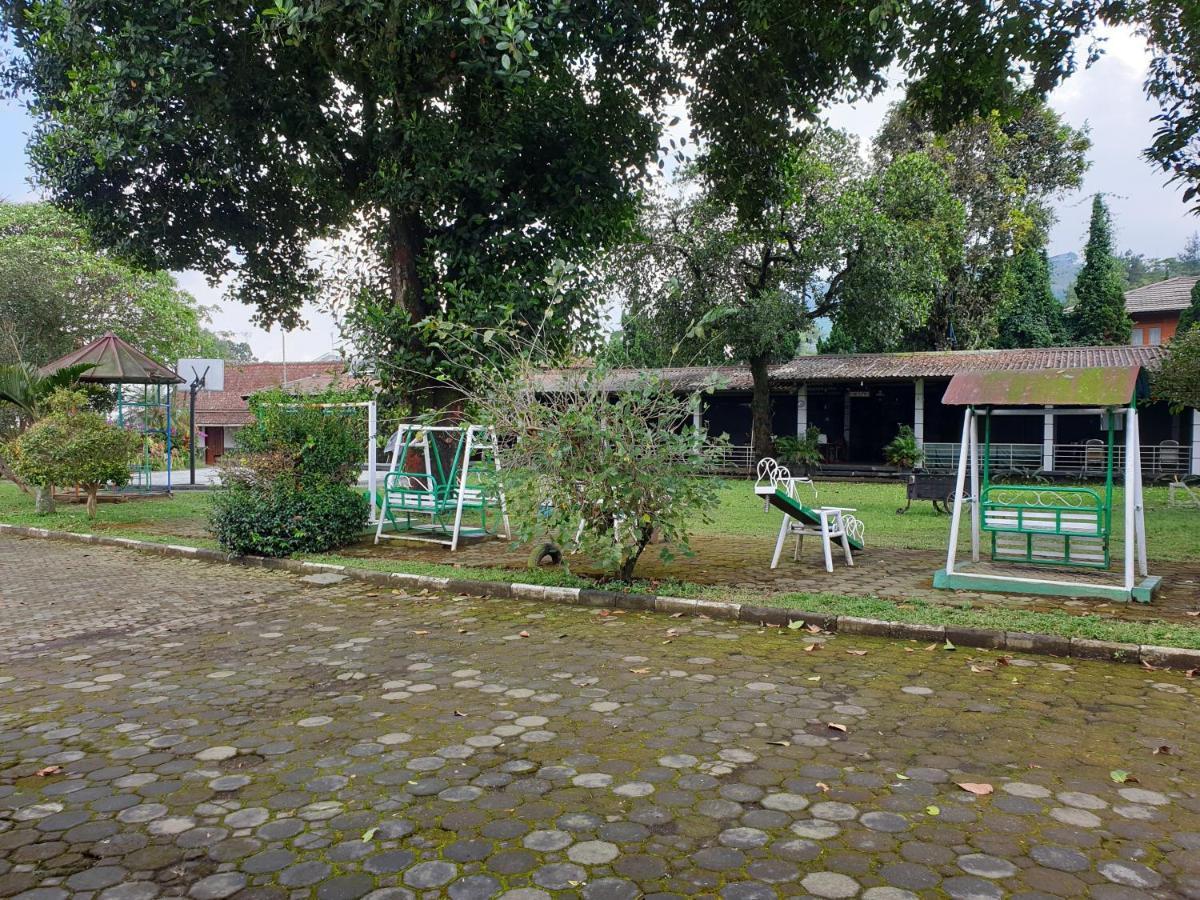 Yehezkiel Hotel Lembang Mitra Reddoorz Exteriör bild