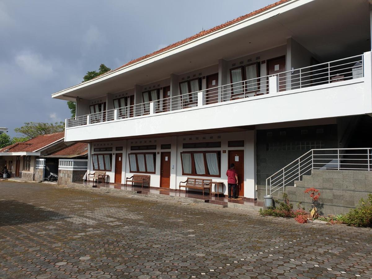 Yehezkiel Hotel Lembang Mitra Reddoorz Exteriör bild