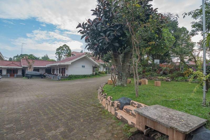 Yehezkiel Hotel Lembang Mitra Reddoorz Exteriör bild